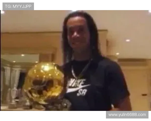 足球明星荣耀时刻雕像揭幕视频展现传奇足坛风采与激情瞬间